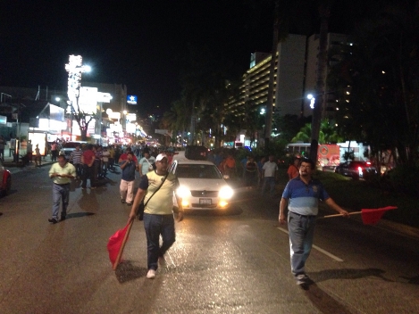 Cetegistas marcharon por la Costera Miguerl Alemán y realizaron una protesta en las instalaciones de Policía Federal en Acapulco.