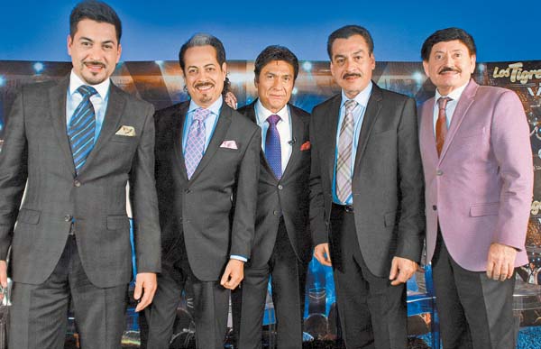 Están en el Distrito Federal como parte de la promoción de su nuevo disco, "Los Tigres del Norte desde el Azteca".
