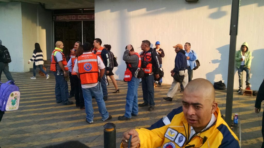 Las personas salieron a las calles después de que se presentara el incidente.