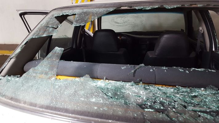 Los profesores quebraron los vidrios de varios autos del estacionamiento.