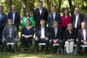 Mauricio Macri (c), con su gabinete, en la rueda de prensa de hoy en el Jardín Botánico de Buenos Aires