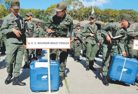 Soldados se alistan en el fuerte Tiuna para distribuir las papeletas electorales.