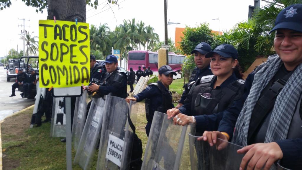 Los uniformados resguardan la llegada de los docentes que sí quieren ser evaluados.