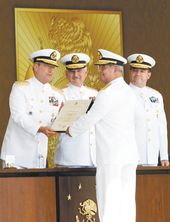 Vidal Soberón entrega un reconocimiento en el acto en Veracruz. 