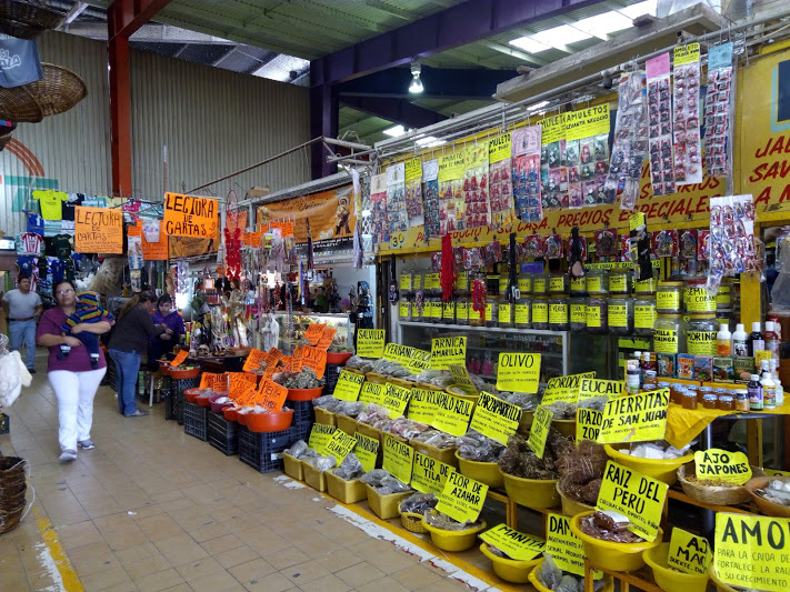 En el Mercado Juárez de Torreón se adaptan a todos los bolsillos para remedios del amor, dinero y salud.