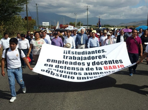 La protesta la encabezó el rector de la UABJO, Eduardo Martínez Helmes, quien exigió justicia para la institución.