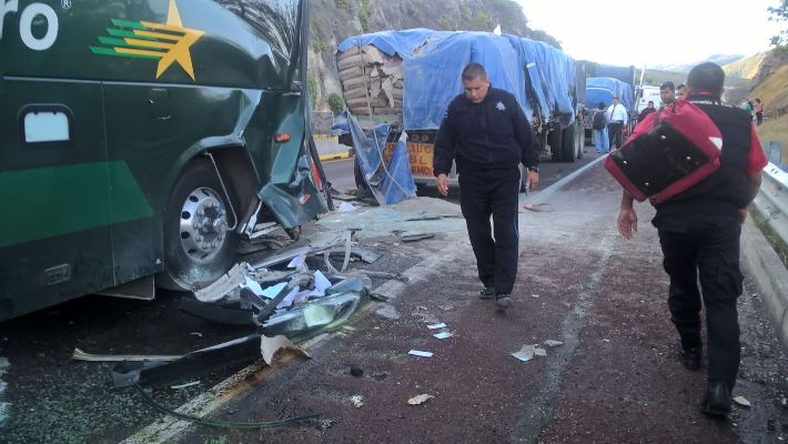 El accidente dejó un saldo de 12 personas heridas de gravedad y 15 con lesiones leves.