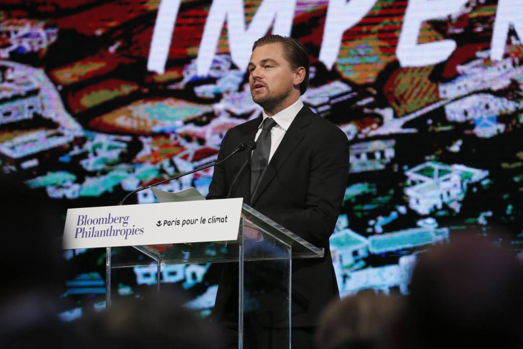 El actor Leonardo Di Caprio pronuncia un discurso en París durante la COP21.