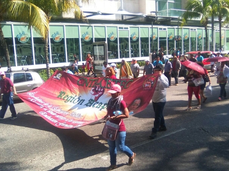 Sobre la costera Miguel Alemán marcharon maestros agrupados en la CETEG, sección XIV del SUSPEG, del Sindicato del Colegio de Bachilleres y alumnos de