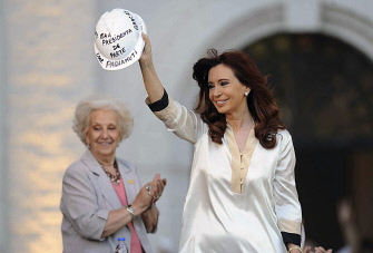 Cristina Fernandez de Kirchner (d), saluda junto a la presidenta de Abuelas de Plaza de Mayo, Estela de Carlotto, el pasado miércoles