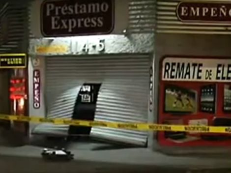 Los delincuentes desinstalaron la puerta de acero del negocio al atarla a un vehículo.