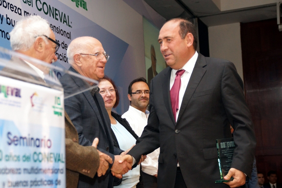 El gobernador de Coahuila recibió los 2 reconocimientos. 