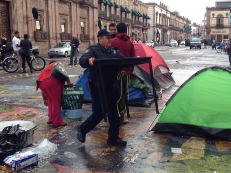 Jóvenes normalistas permanecieron desde el pasado 27 de noviembre en plantón frente al Palacio de Gobierno de Morerlia.