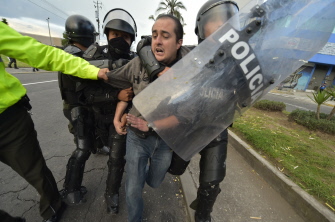 Un manifestante es arrestado en una protesta contra la  enmienda que permite la reelección presidencial hoy en Quito