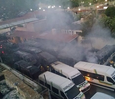 En el paradero de la ruta que cubre Chiapa de Corzo-Tuxtla Gutiérrez y viceversa se registró un corto circuito y las llamas alcanzaron a 15 unidades. 