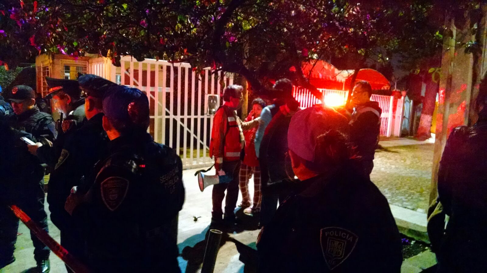 Personal de la SSPDF, bomberos y Protección Civil llegó al lugar de la explosión.