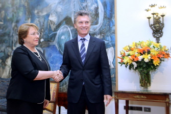 La presidenta de Chile, Michelle Bachelet, con el presidente electo argentino, Mauricio Macri, en el palacio presidencial de La Moneda, en Santiago