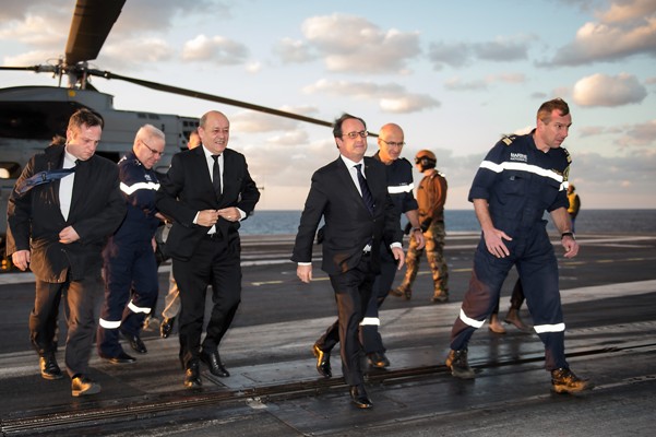 El presidente francés, François Hollande, llegó al portaviones francés desplegado frente a las costas de Siria.