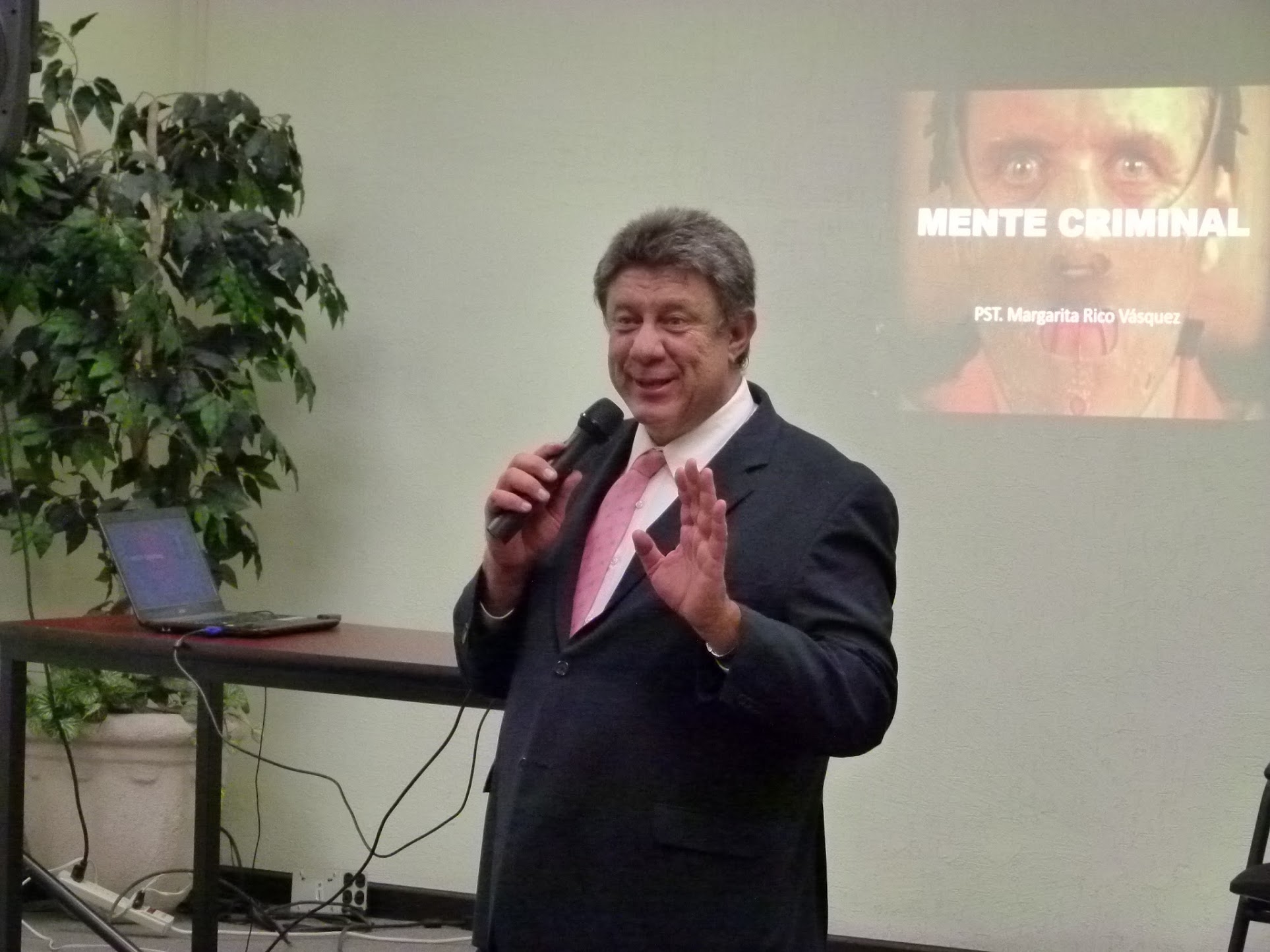 Ricrdo Dávila, Psicólogo.