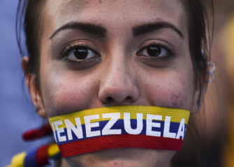 Una seguidora de la opositora Mesa por la Unidad Democrática (MUD), en el acto final de este jueves en Caracas