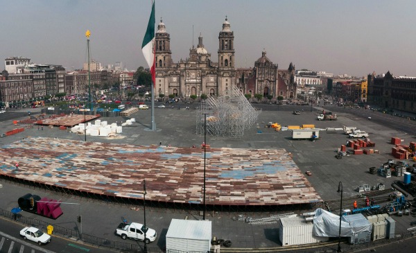 Trabajos de instalación de la pista de hielo en el Zócalo capitalino.
