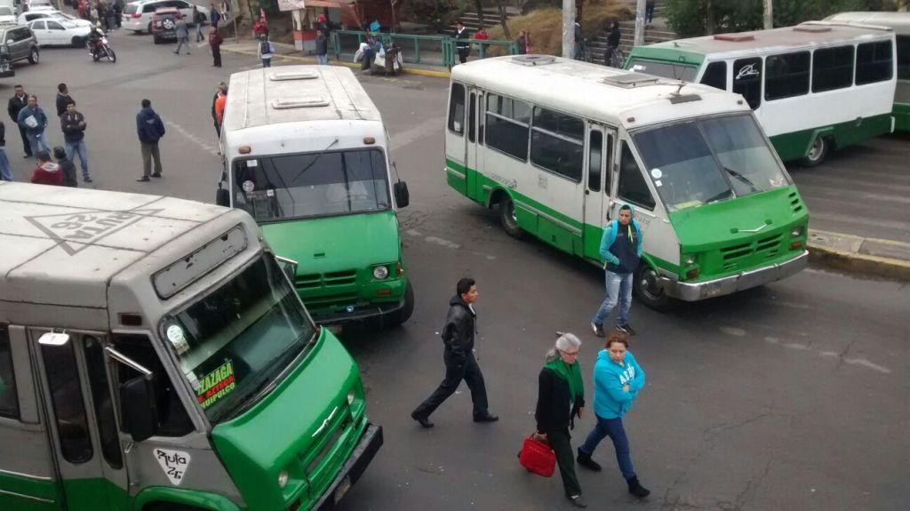 Los transportistas bloquean las avenidad porque acusan invasión a su ruta. 