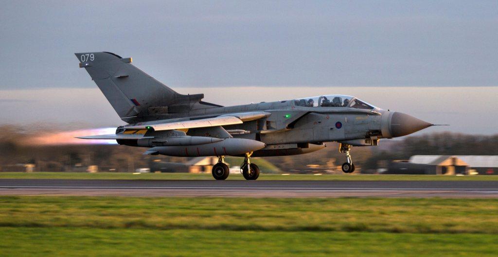 Un avión Tornado GR4 despegando de la base aérea de la RAF en King's Lynn, en que Reino Unido.