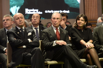 El canciller francés Laurent Fabius, el ex alcalde de Nueva York, Michael Bloomberg y la alcaldesa de París, Anne Hidalgo, en un encuentro en París