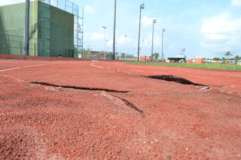 Daños en la pista de la Unidad Deportiva de la Ciudad Madero.