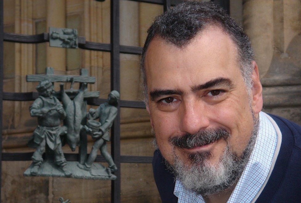 El galardonado terminó su intervención invitando a los jóvenes a gozar la FIL, comprar libros y apasionarse por ellos