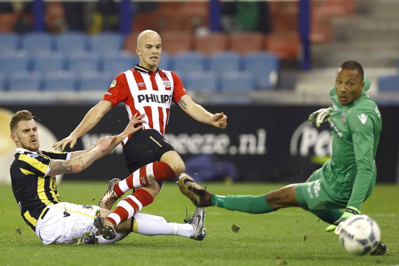 El jugador del PSV Jorrit Hendrix, marcó el único gol del encuentro 