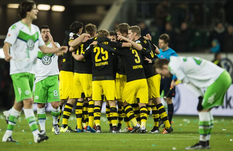 Los jugadores del Dortmund  se reúnen tras ganar el partido 