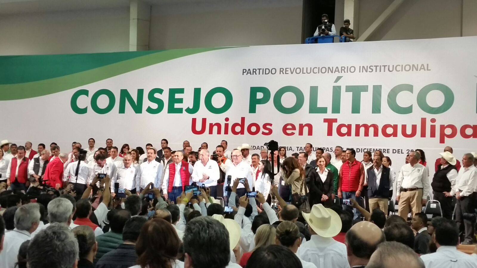 Manlio Fabio Beltrones y Egidio Torre Cantú en firma de plataforma política del Comité Político Electoral del PRI