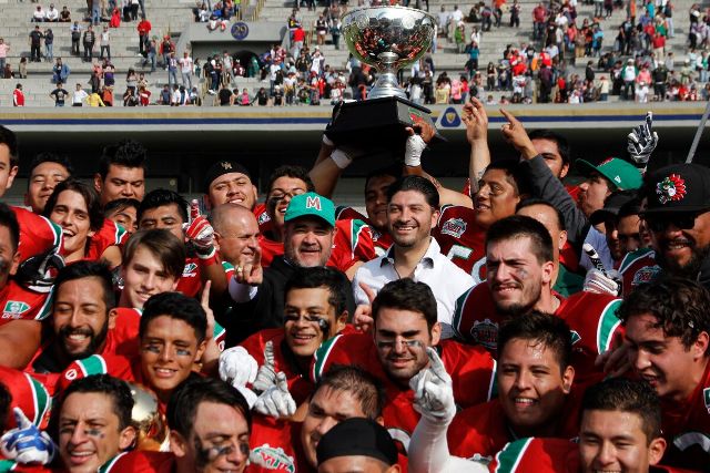 La selección mexicana de futbol americano levanta el trofeo de campeón
