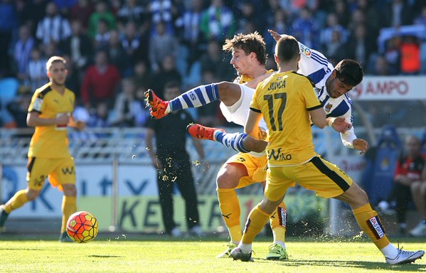 Carlos Vela en una jugada ante el Eibar 