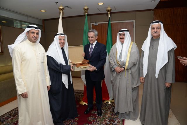 El jefe de Gobierno del Distrito Federal, Miguel Ángel Mancera, comenzó su gira de trabajo por Kuwait, en donde se reunió  con el gobernador de la ciu