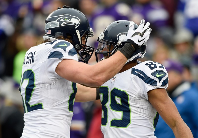Luke Willson Y Doug Baldwin de los Halcones Marinos, celebran un touchdown 