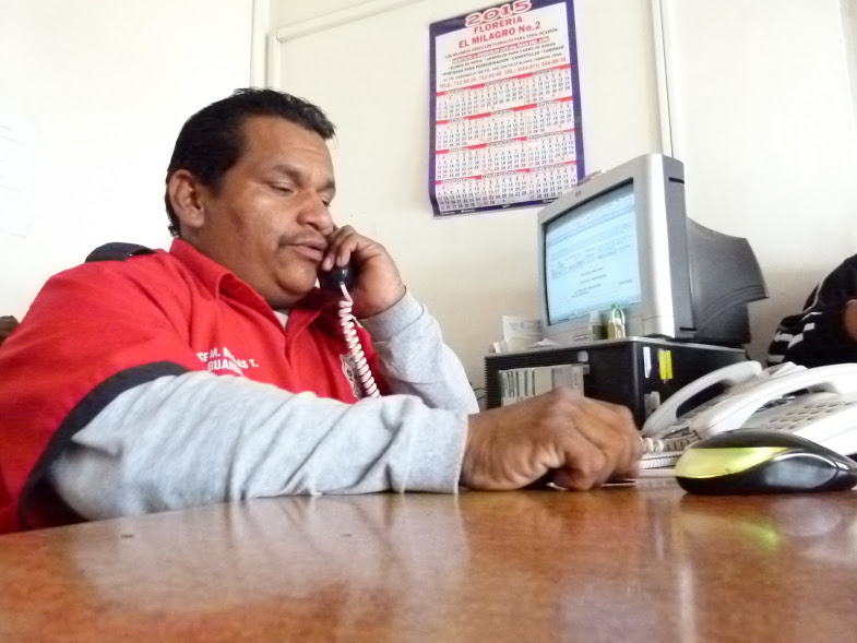 A Miguel le dicen "Willy". Sus compañeros que le echan carrilla porque habla muy rápido.