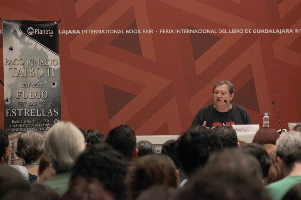 Paco Ignacio Taibo II,  presentó su libro Que sean fuego las estrellas