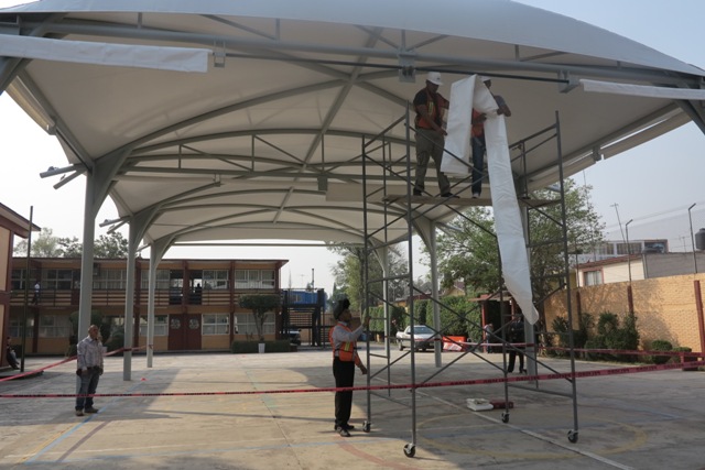 Algunos de los trabajos son la instalación de lonarias, las cuales están elaboradas con poliéster de alta resistencia, material que no sufre daños por