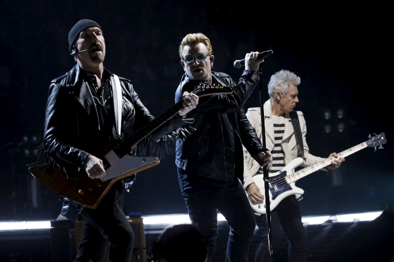 U2 manisfestó su pesar por los sucedido en noviembre pasado en París. 