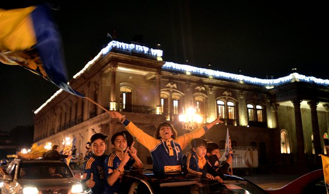Hinchas de Tigres festejaron en la Macroplaza