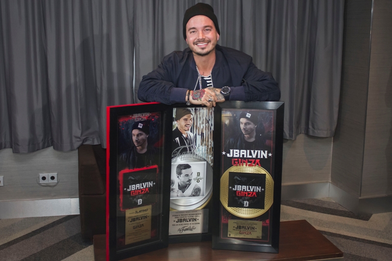 J. Balvin con sus premios.