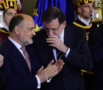 Mariano Rajoy (d) habla con el presidente del Tribunal Constitucional, Francisco Pérez de los Cobos, en el parlamento español, en Madrid