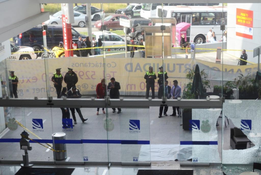 Dos sujetos intentaron asaltar a un hombre al salir del centro comercial Espacio Interlomas; uno de ellos murió en el lugar.