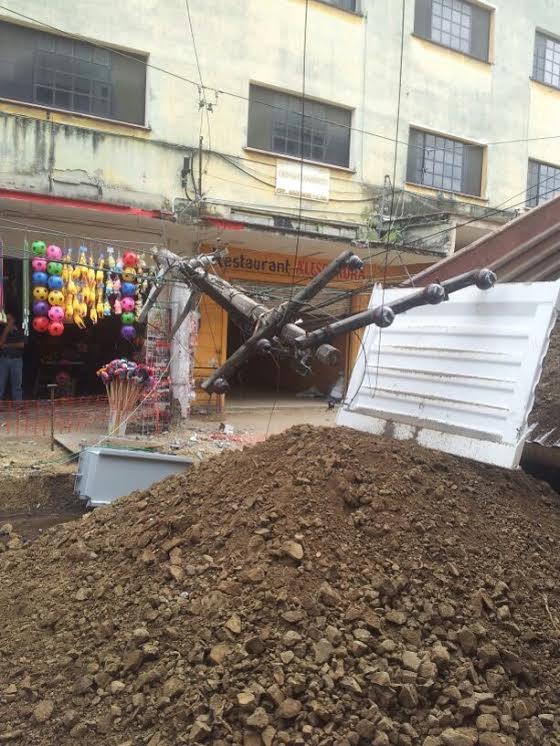 Un camión de volteo provocó los daños.