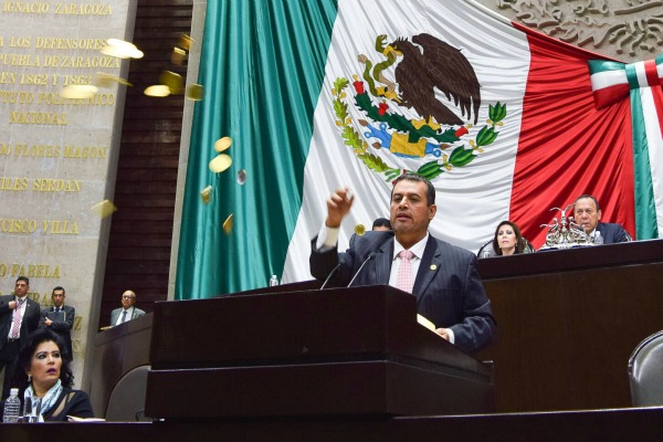 El diputado Mario Ariel Juárez, de Morena, lanzó puñados de monedas de chocolate al pleno, en la discusión de la reforma al Pensionissste.