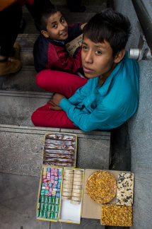 El gobierno capitalino diseña un plan de rescate para dar educación, alimentación y esparcimiento a menores que son explotados laboralmente en instala