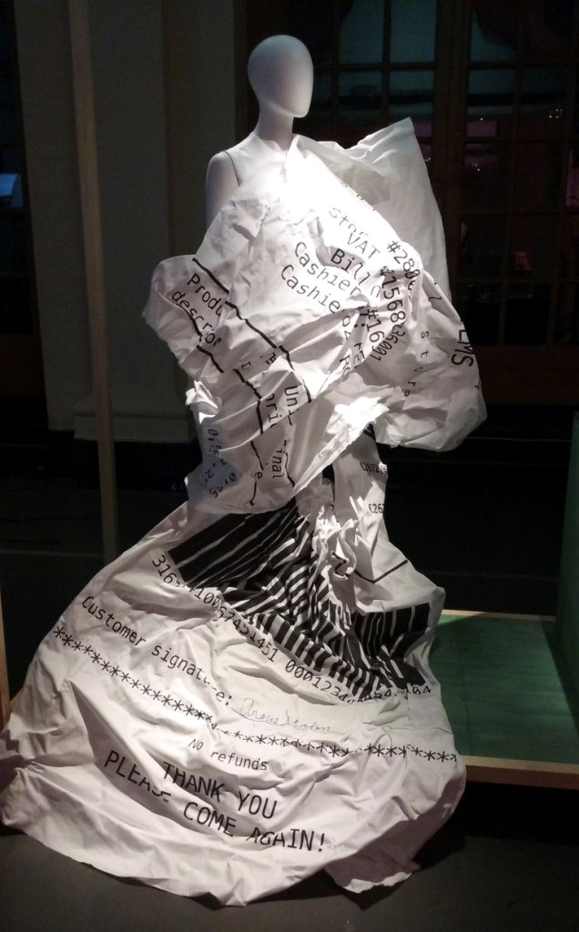  En la imagen, un vestido inspirado en un recibo de compra traduce en diseño el galardón de Economía para el estadunidense Angus Deaton.