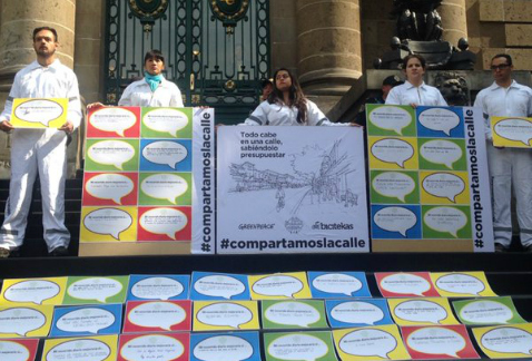 Integrantes de Greenpeace y de Bicitekas pidieron a los diputados locales que asignen recursos específicos para mejorar la movilidad en la Ciudad de M